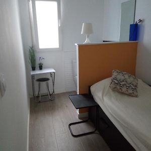 Alquilo Habitación individual con aseo privado solo Chicas, only girls